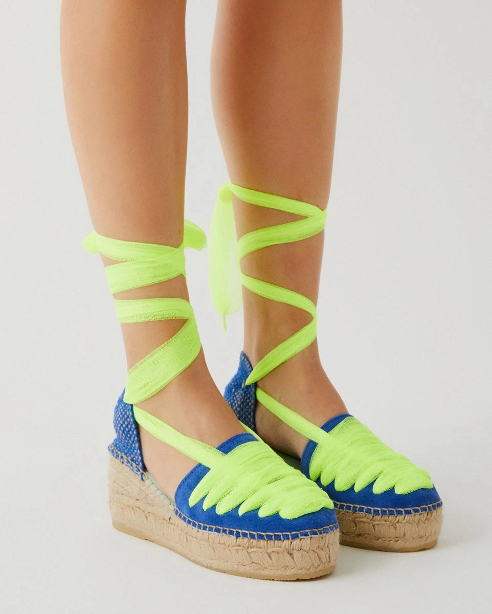 Alpargatas cuña baja color azul y cinta amarillo flúor | Aquila 121