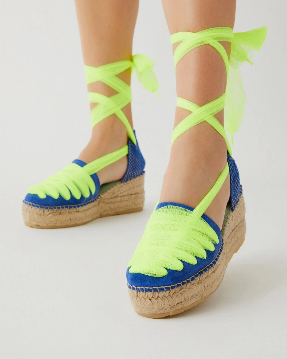 Alpargatas cuña baja color azul y cinta amarillo flúor | Aquila 121