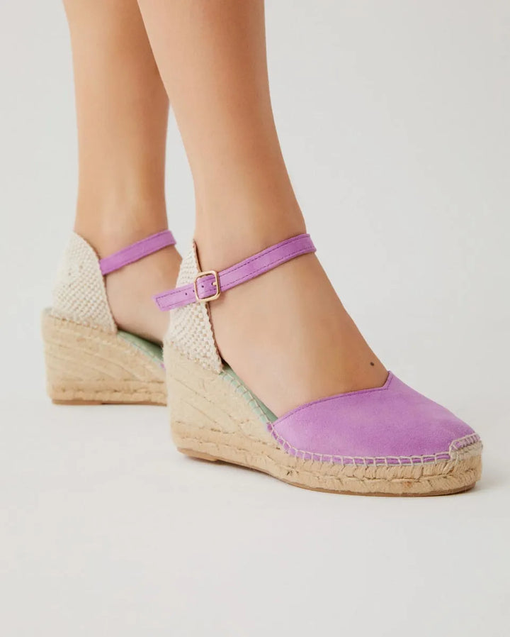 Alpargatas con hebilla y cuña media color lila | Atria