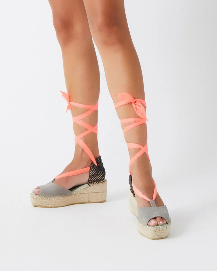 Alpargata con cuña media y cinta de tul color rosa coral | Enif 121