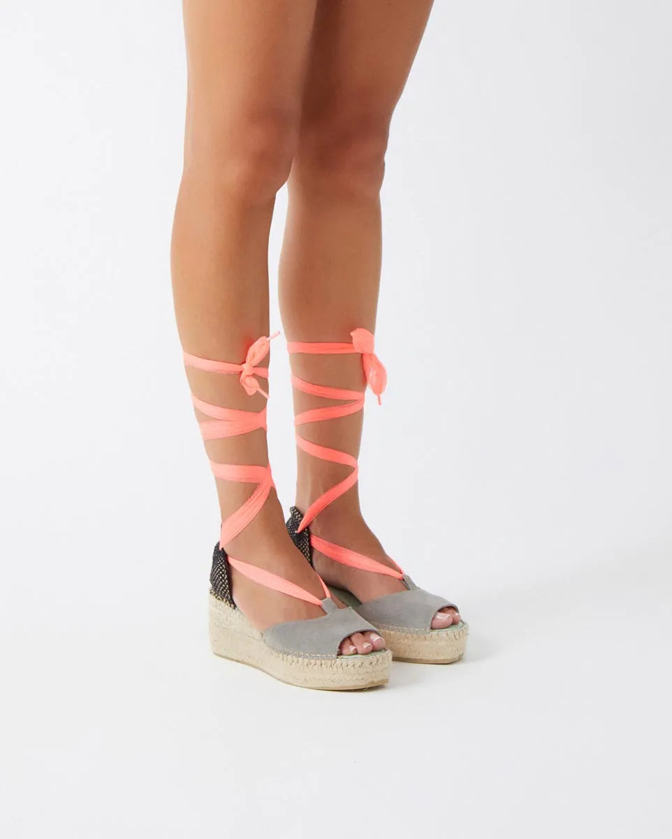Alpargata con cuña media y cinta de tul color rosa coral | Enif 121