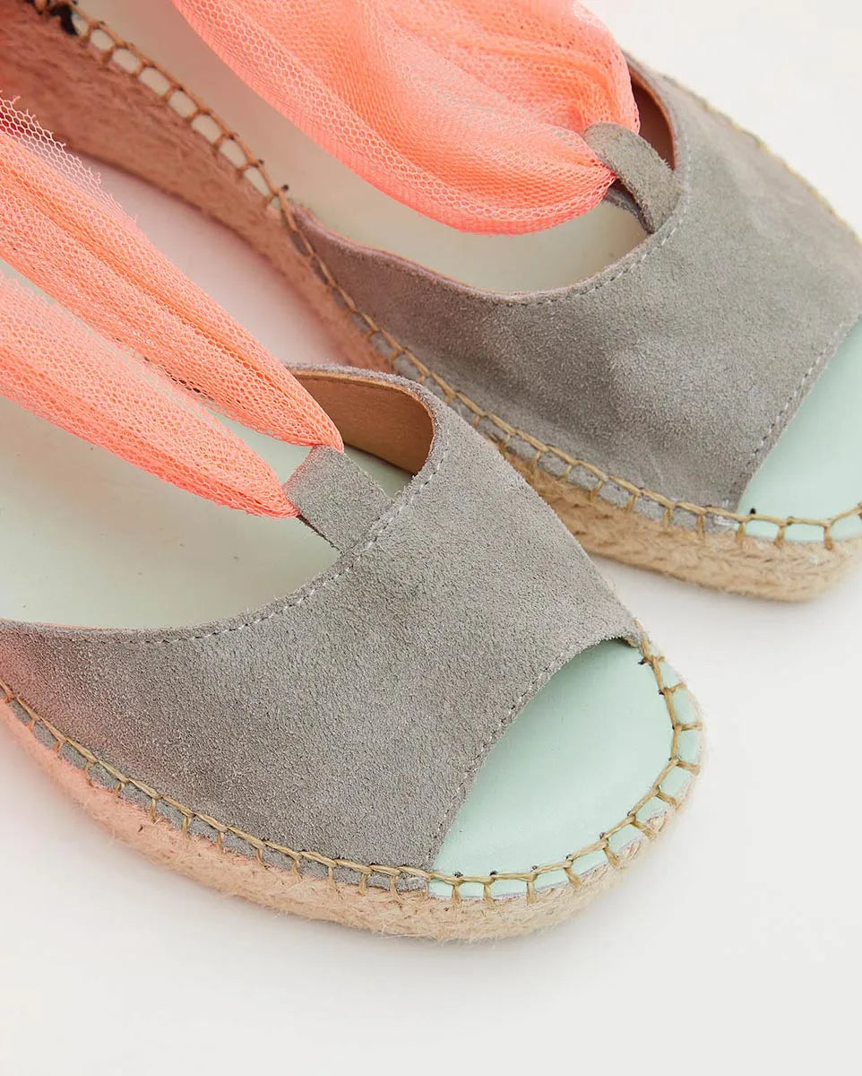 Alpargata con cuña media y cinta de tul color rosa coral | Enif 121