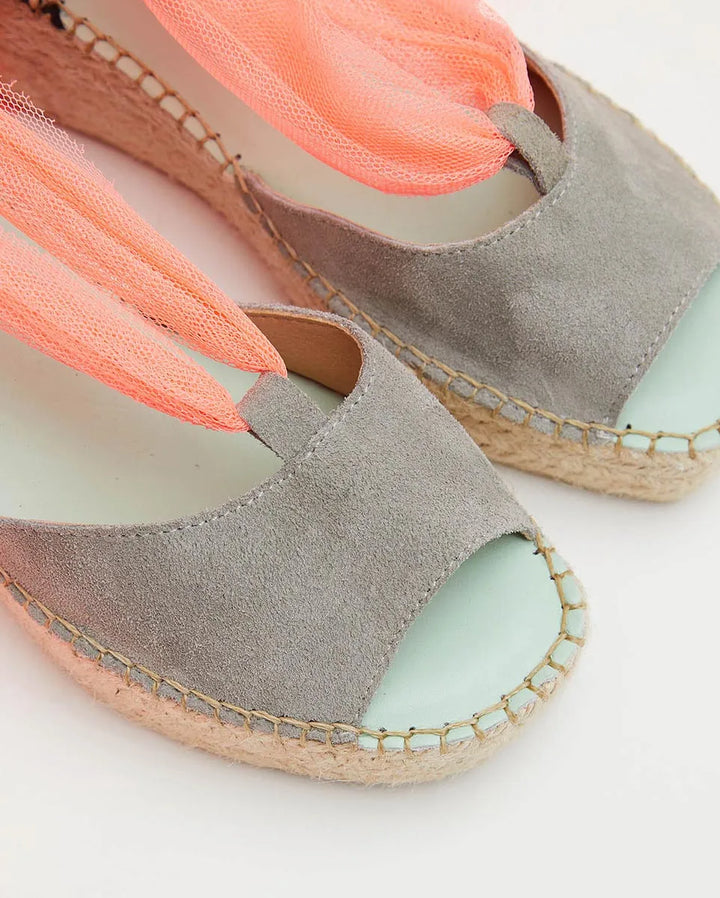 Alpargata con cuña media y cinta de tul color rosa coral | Enif 121