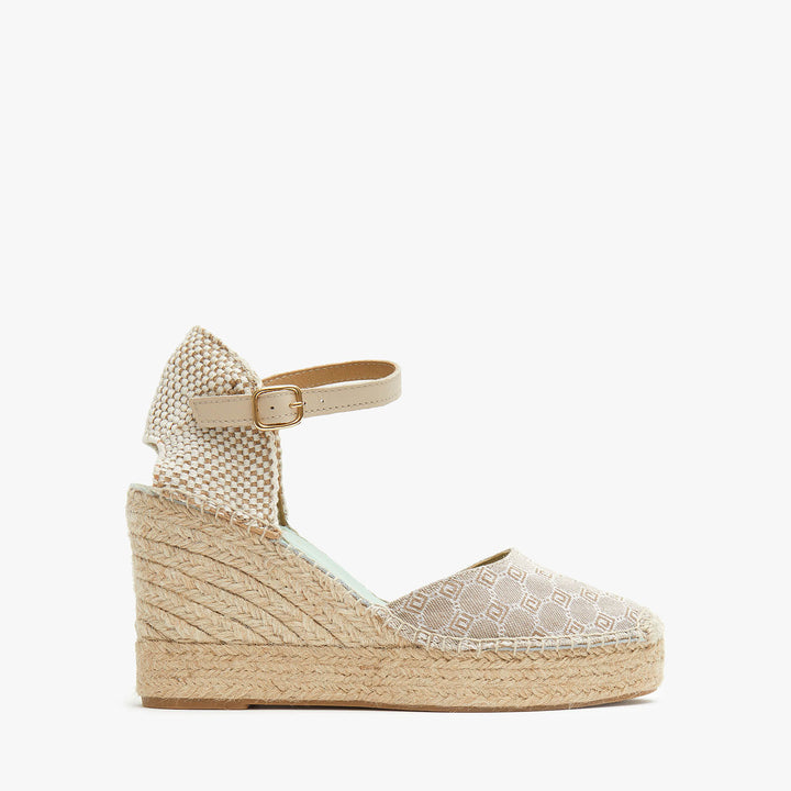 Alpargatas cuña alta con diseño color piedra | Mensa 130