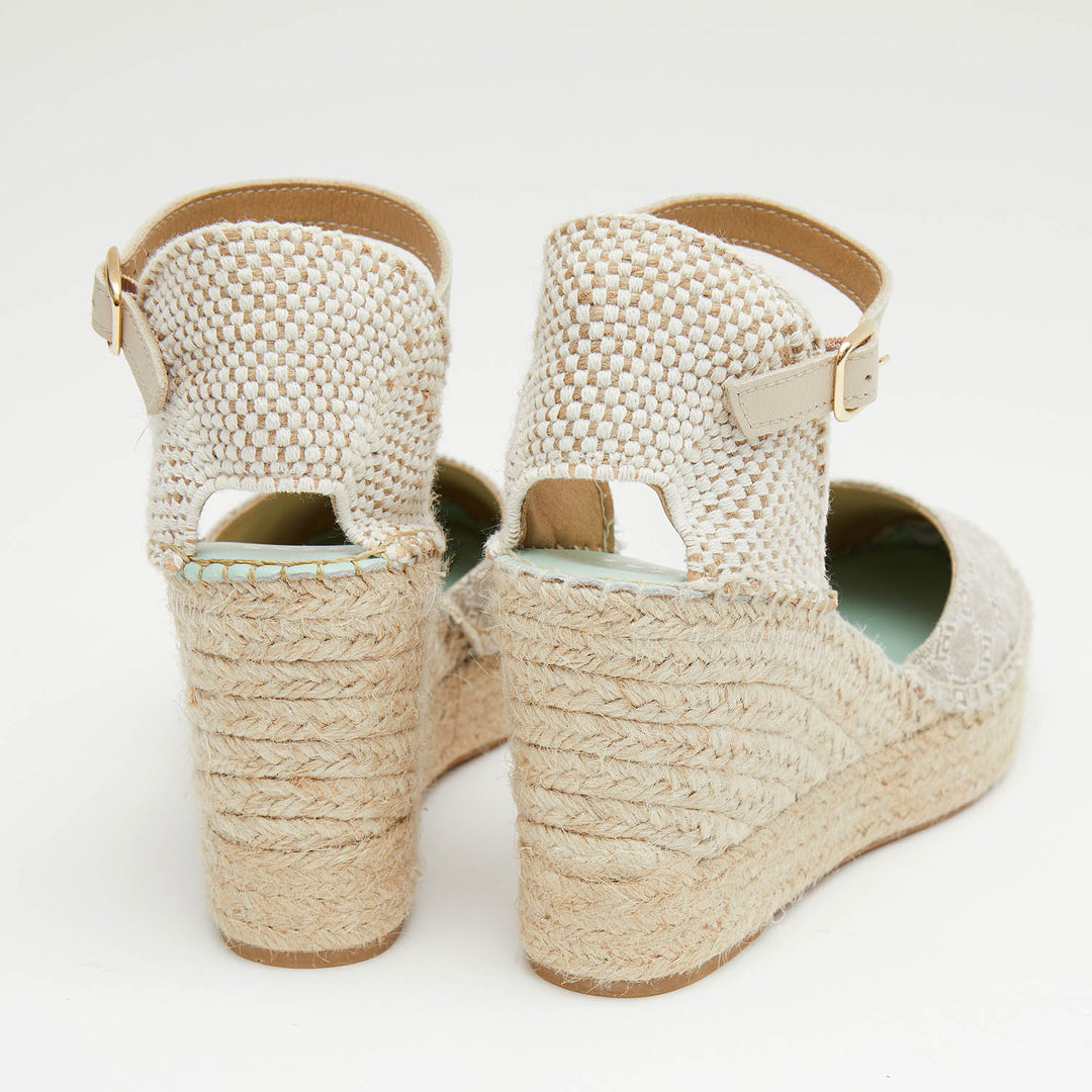 Alpargatas cuña alta con diseño color piedra | Mensa 130