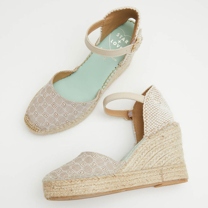 Alpargatas cuña alta con diseño color piedra | Mensa 130