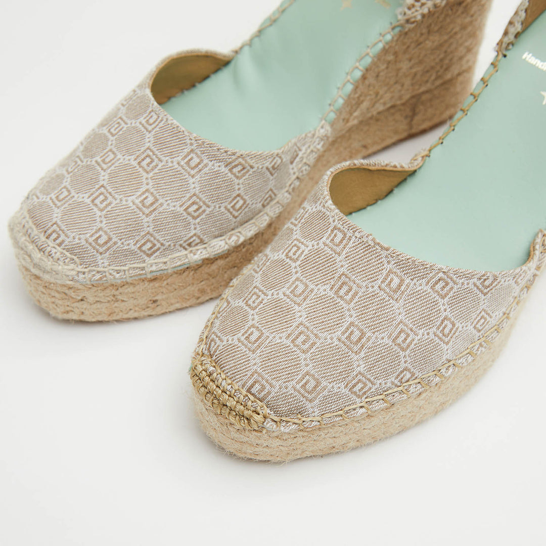 Alpargatas cuña alta con diseño color piedra | Mensa 130