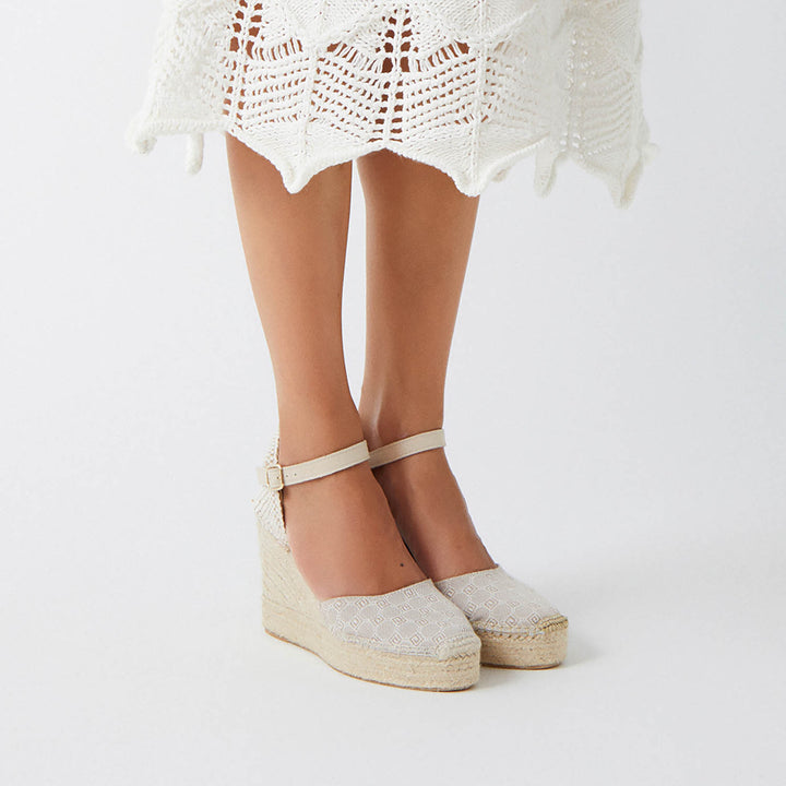 Alpargatas cuña alta con diseño color piedra | Mensa 130