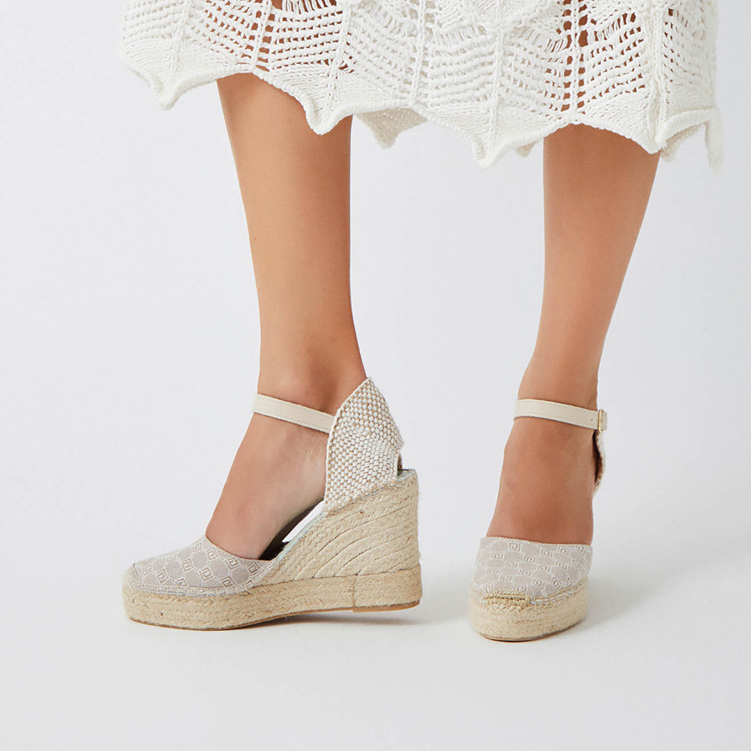 Alpargatas cuña alta con diseño color piedra | Mensa 130