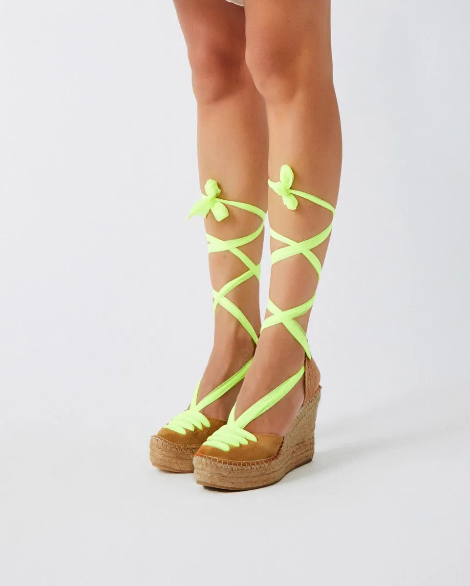 Cuñas canela y amarillo fluor con cinta de tul | Meridian 121