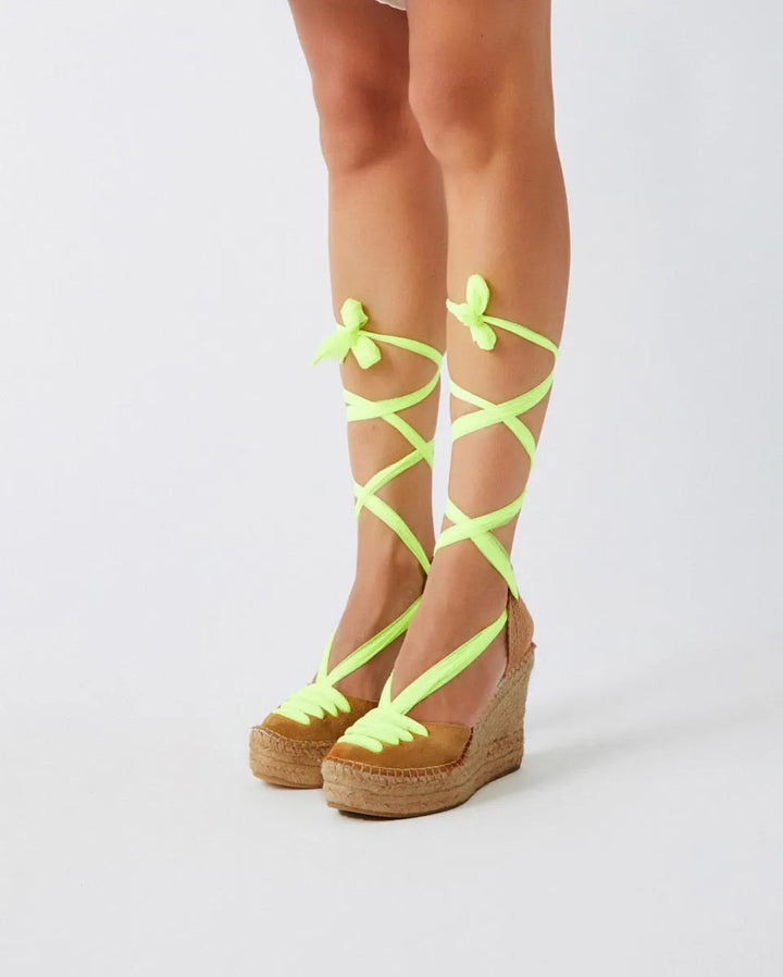 Cuñas canela y amarillo fluor con cinta de tul | Meridian 121