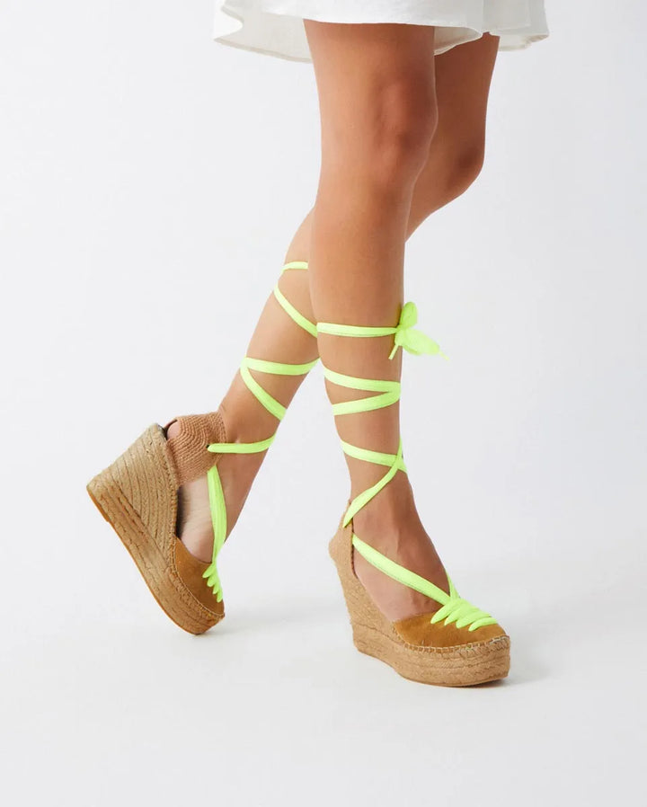 Cuñas canela y amarillo fluor con cinta de tul | Meridian 121