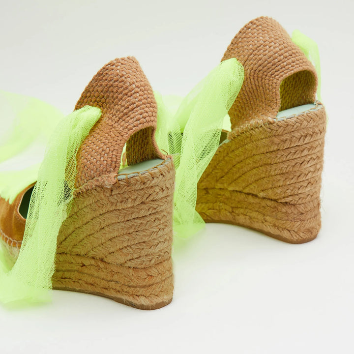 Cuñas canela y amarillo fluor con cinta de tul | Meridian 121