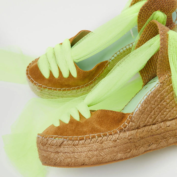 Cuñas canela y amarillo fluor con cinta de tul | Meridian 121