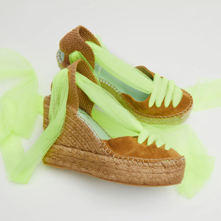 Cuñas canela y amarillo fluor con cinta de tul | Meridian 121