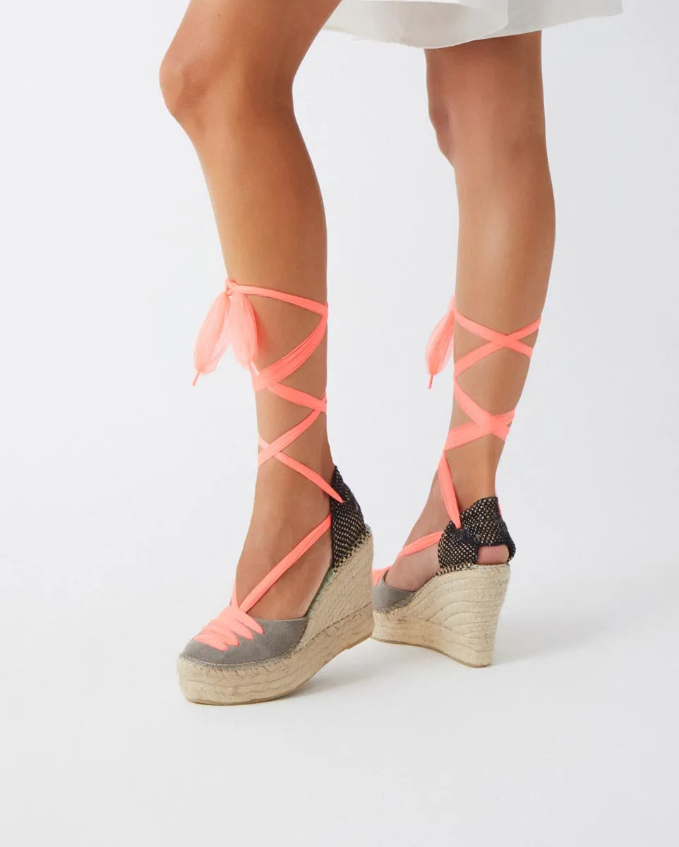 Alpargatas valenciana con cinta tul rosa coral fluor | Meridian 121