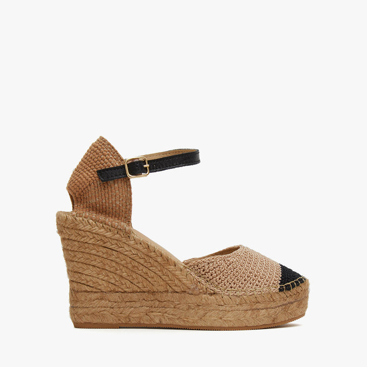 Alpargatas crochet color tostado y negro | Merope 117