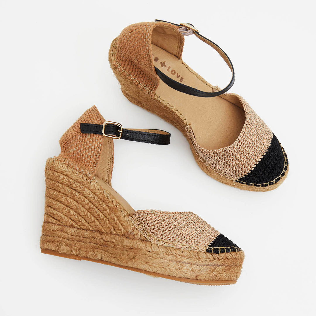 Alpargatas crochet color tostado y negro | Merope 117