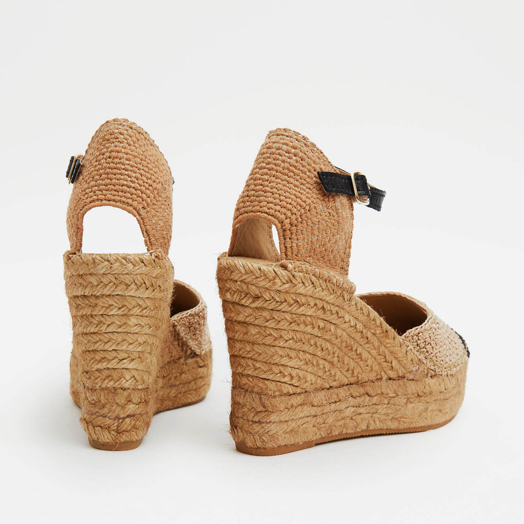 Alpargatas crochet color tostado y negro | Merope 117