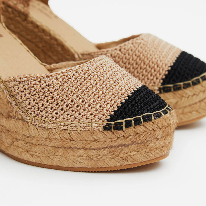 Alpargatas crochet color tostado y negro | Merope 117