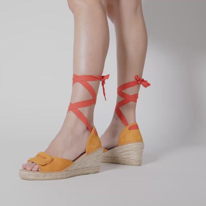 Alpargatas color naranja con hebilla de piel | Milla 119
