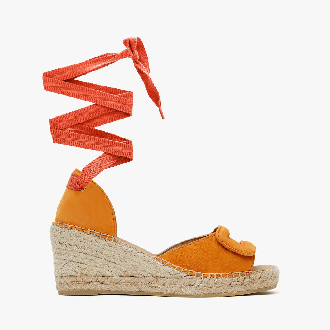 Alpargatas color naranja con hebilla de piel | Milla 119