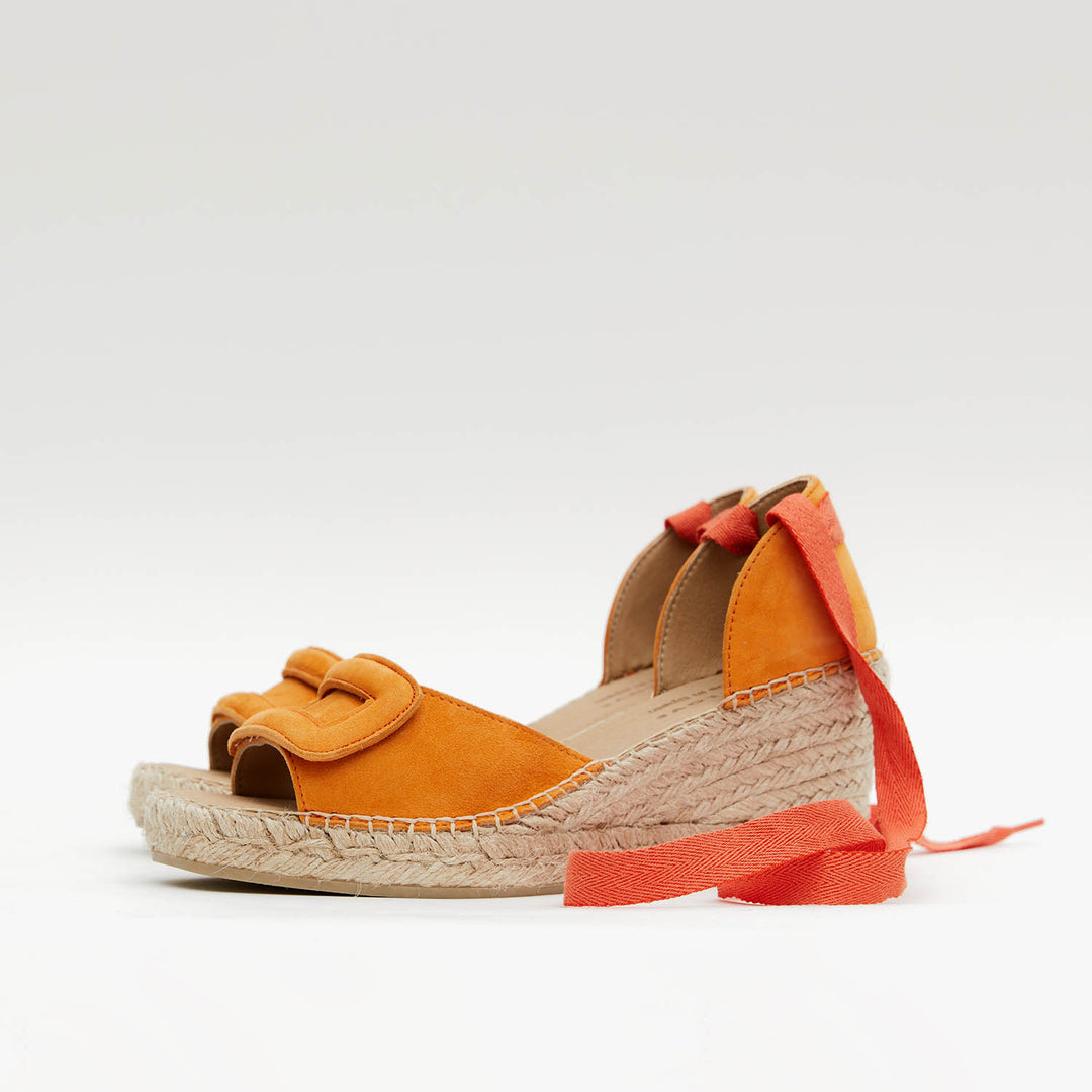Alpargatas color naranja con hebilla de piel | Milla 119