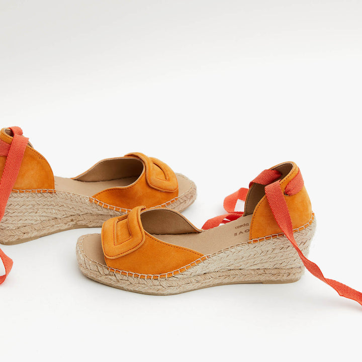 Alpargatas color naranja con hebilla de piel | Milla 119