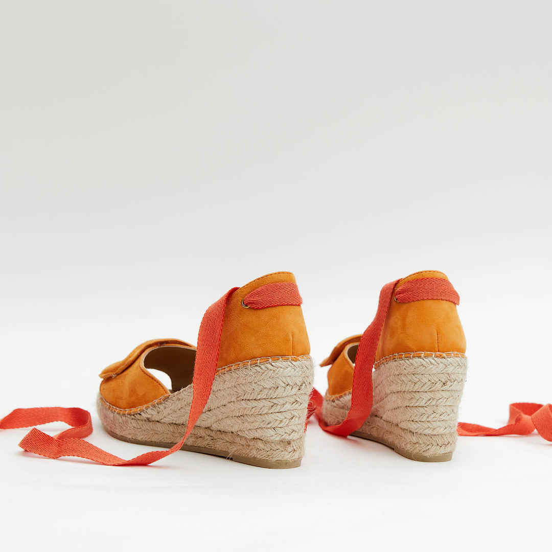 Alpargatas color naranja con hebilla de piel | Milla 119