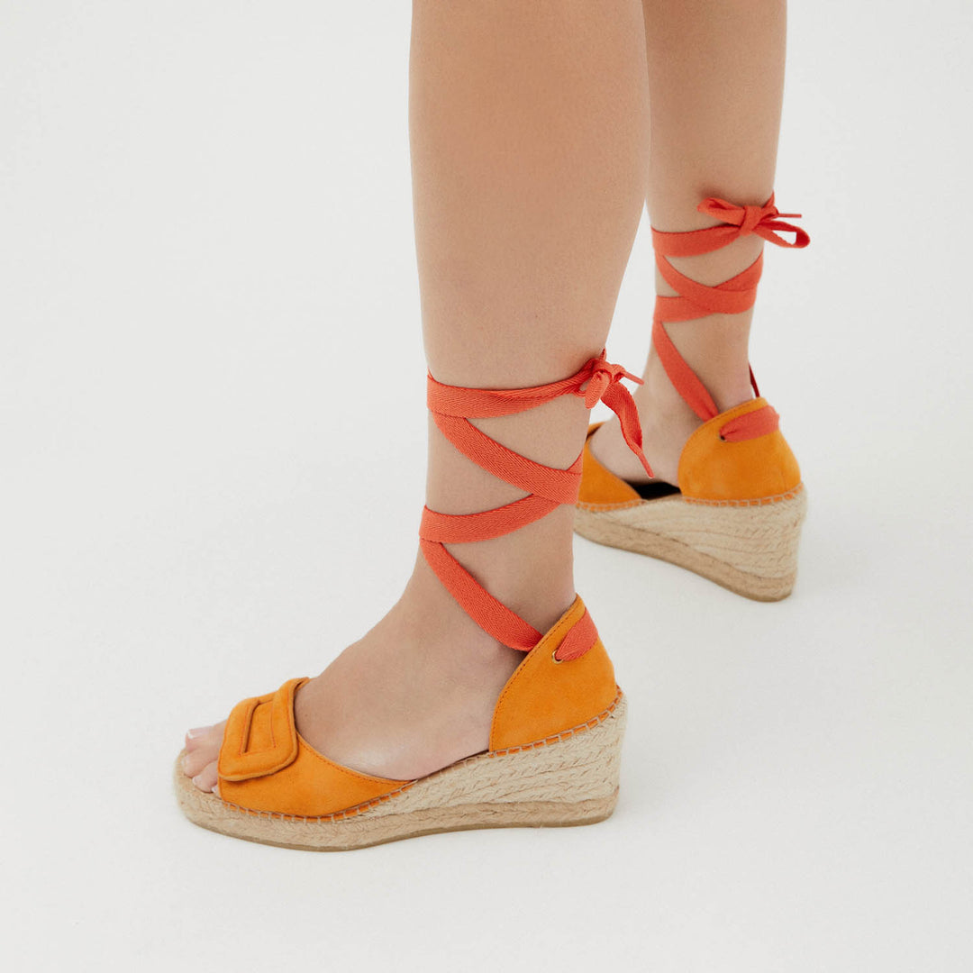 Alpargatas color naranja con hebilla de piel | Milla 119