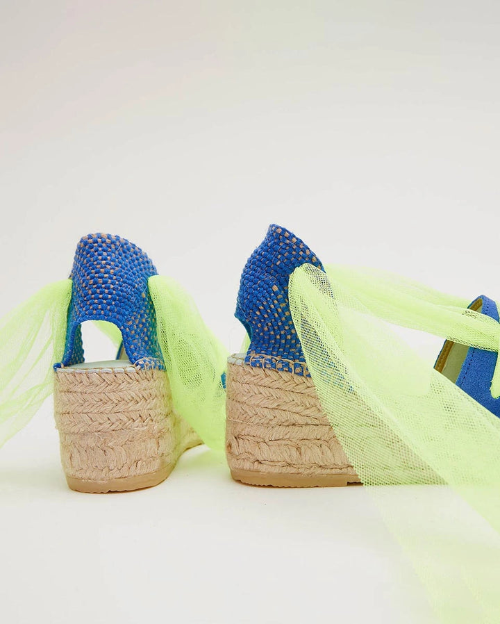 Alpargatas cuña baja color azul y cinta amarillo flúor | Aquila 121