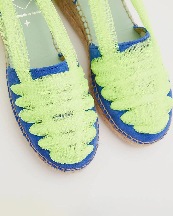 Alpargatas cuña baja color azul y cinta amarillo flúor | Aquila 121