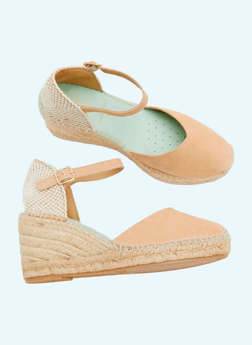 Cuña media con hebilla en tono arena | Atria