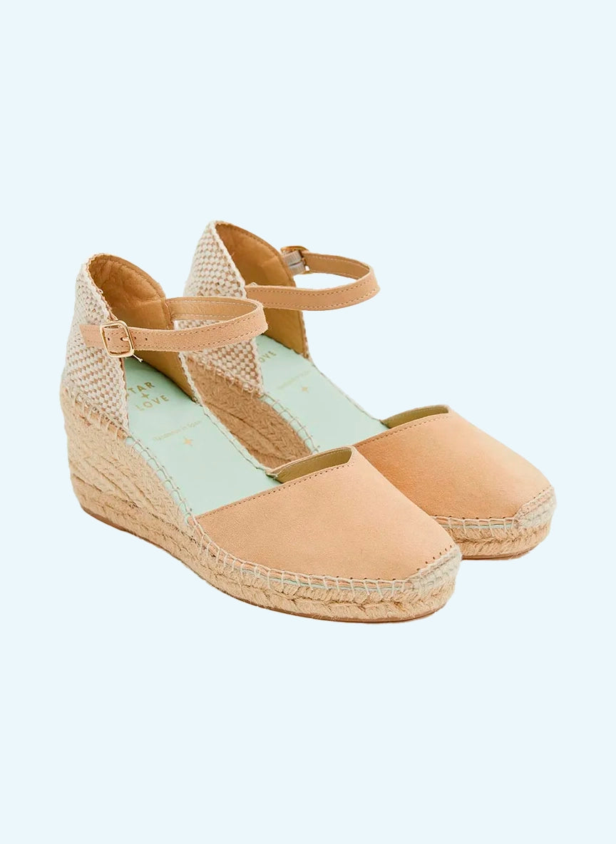 Cuña media con hebilla en tono arena | Atria