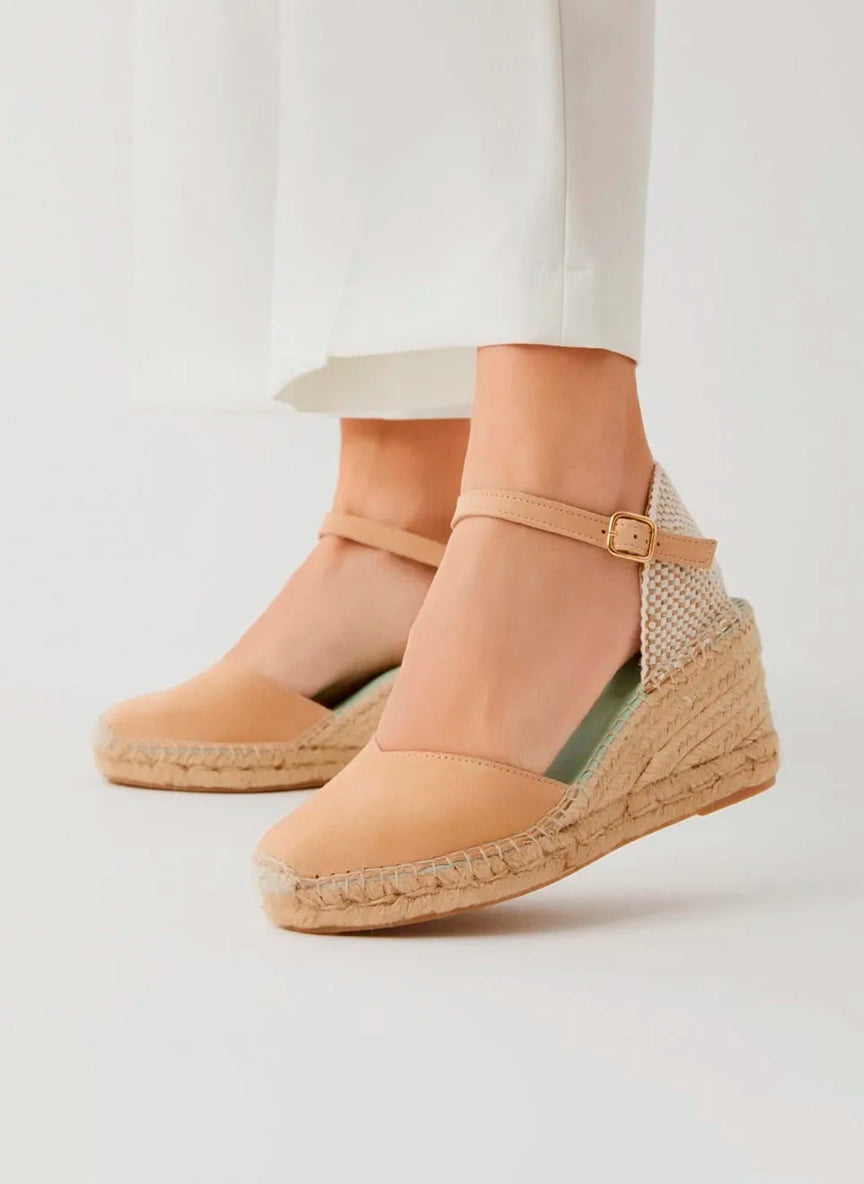 Cuña media con hebilla en tono arena | Atria