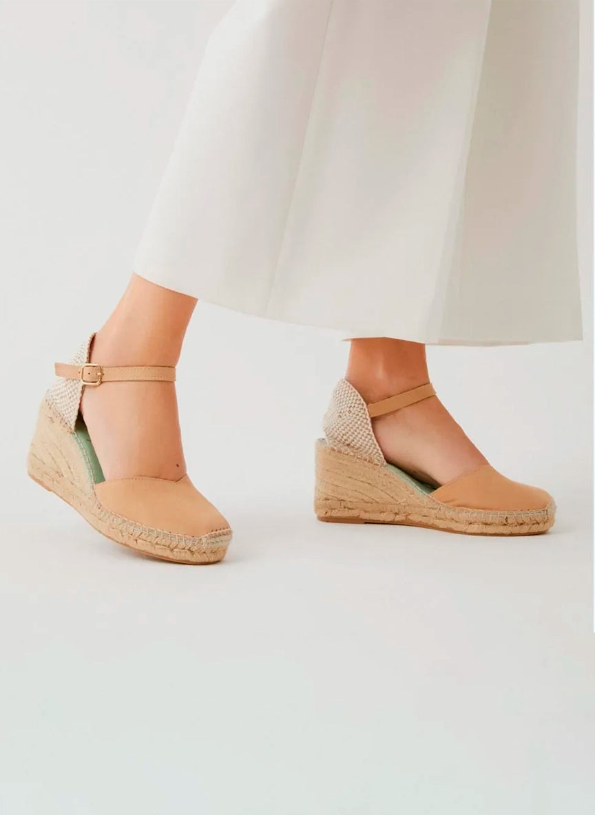 Cuña media con hebilla en tono arena | Atria