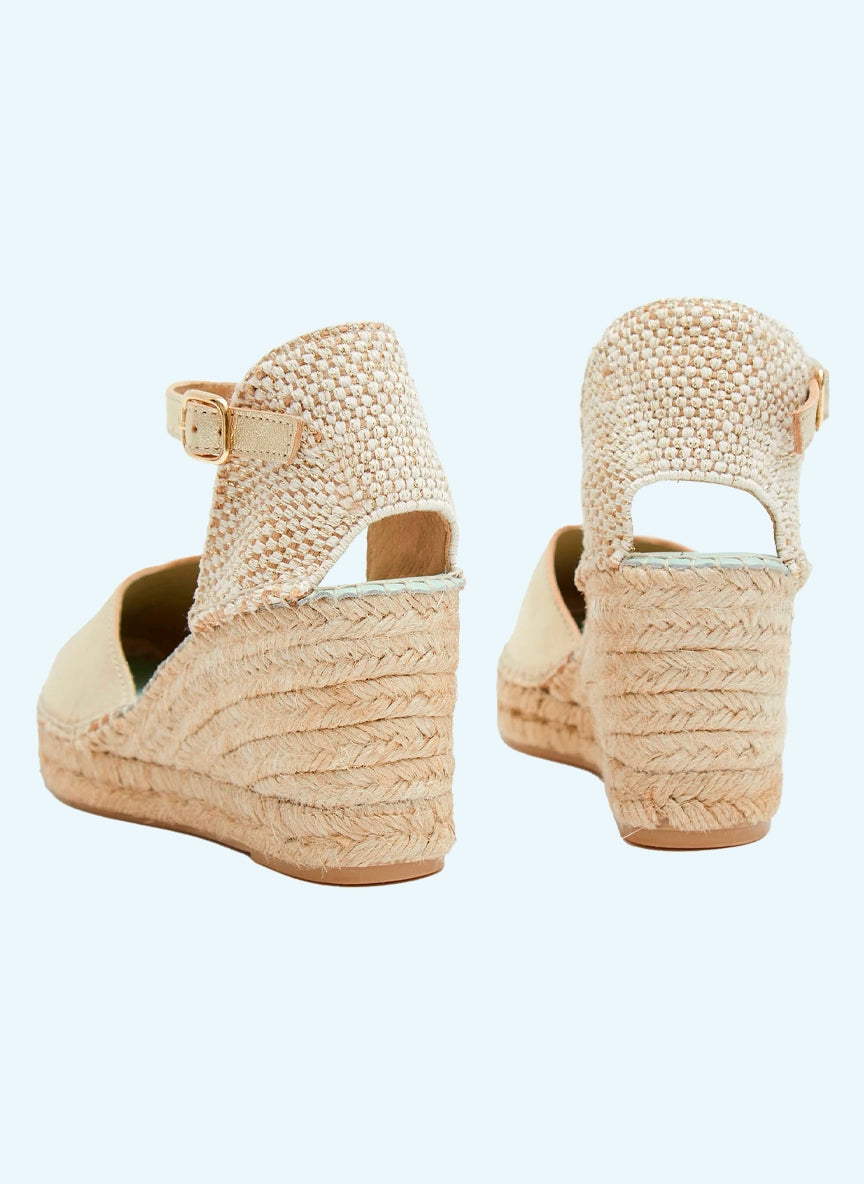 Alpargatas metalizada con hebilla color platino | Atria