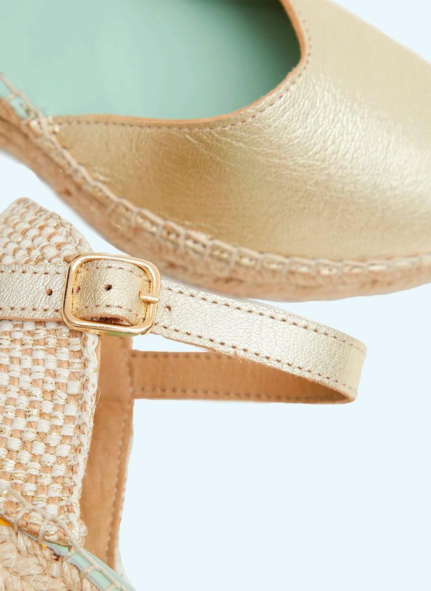 Alpargatas metalizada con hebilla color platino | Atria