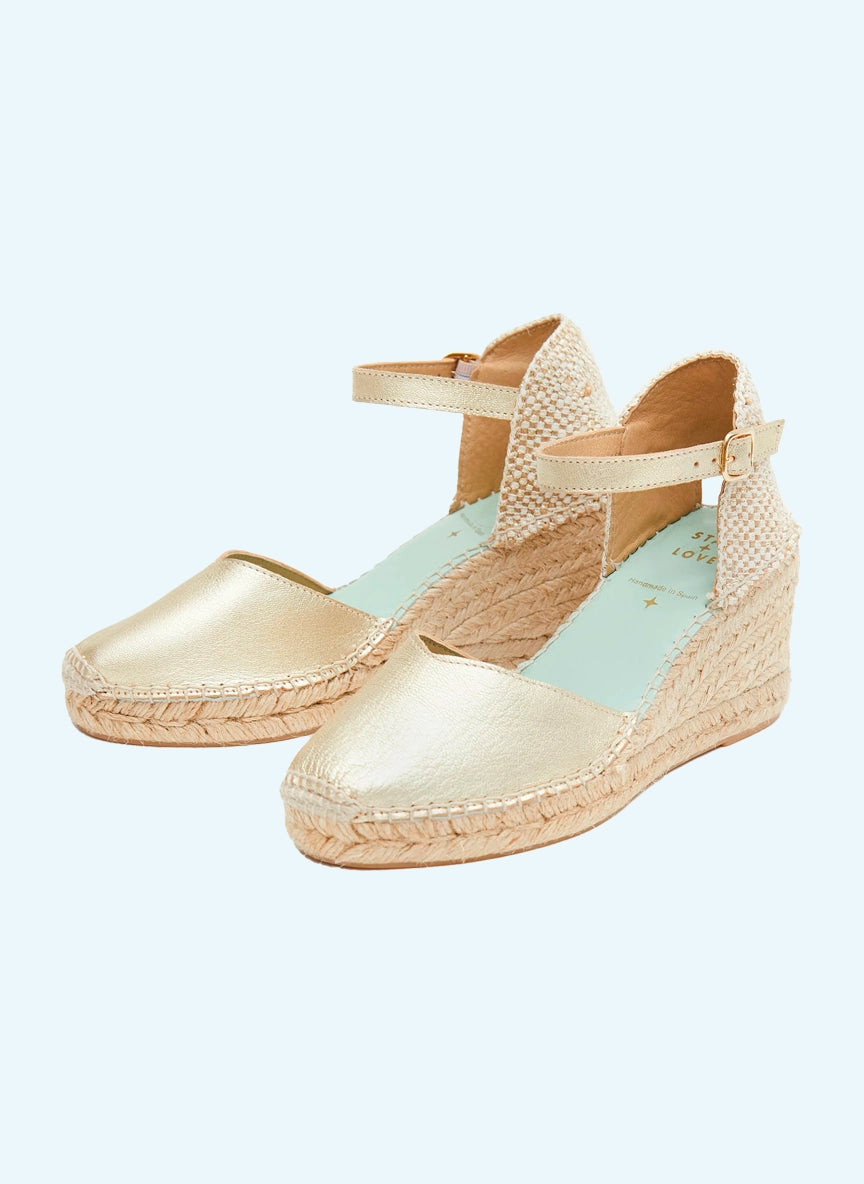 Alpargatas metalizada con hebilla color platino | Atria