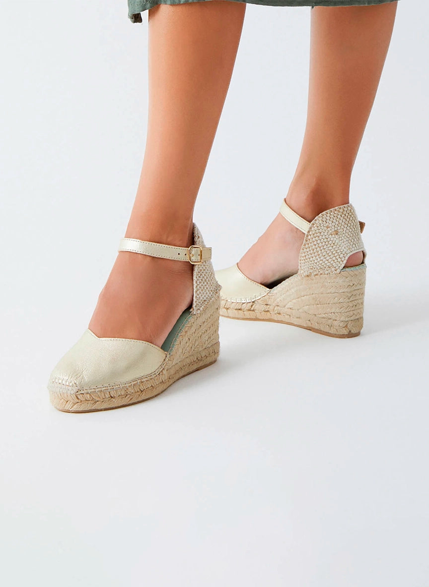 Alpargatas metalizada con hebilla color platino | Atria