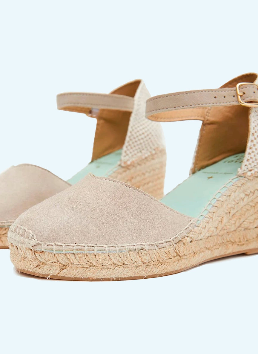 Alpargatas con pulsera y cuña media color piedra | Atria