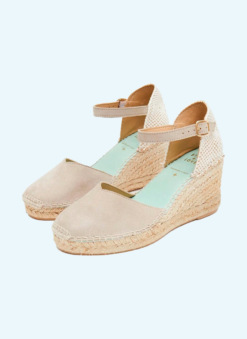 Alpargatas con pulsera y cuña media color piedra | Atria