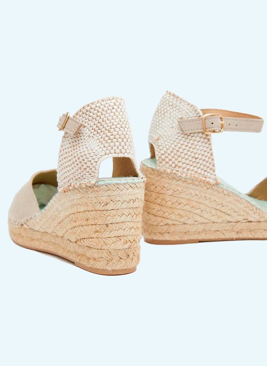 Alpargatas con pulsera y cuña media color piedra | Atria