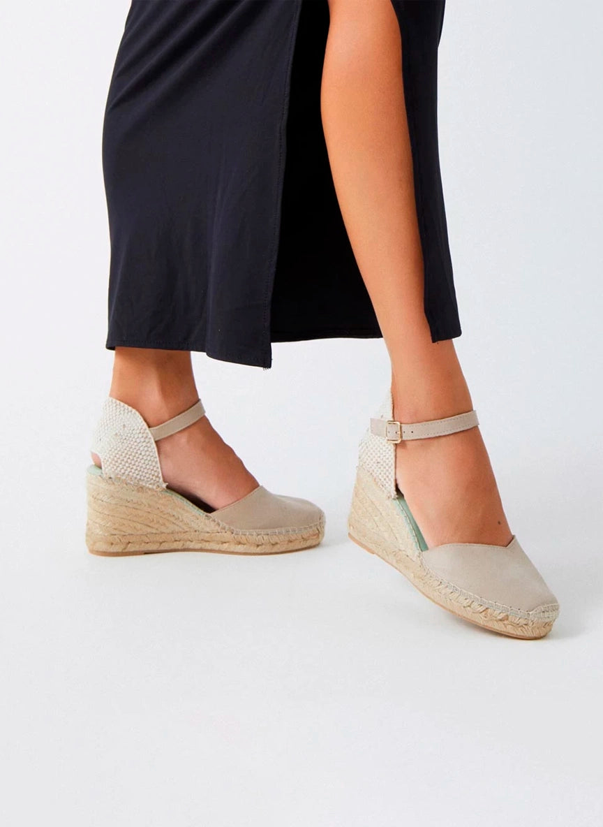 Alpargatas con pulsera y cuña media color piedra | Atria