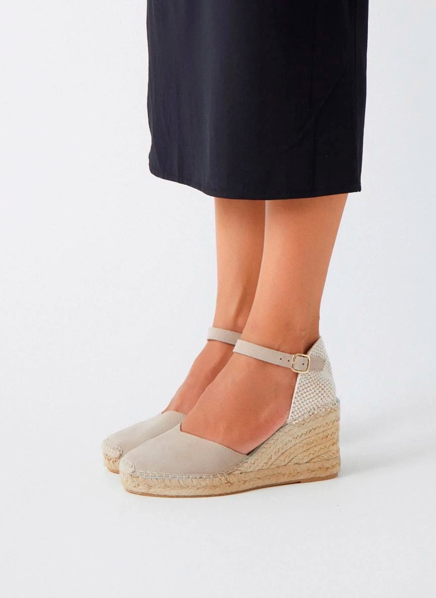 Alpargatas con pulsera y cuña media color piedra | Atria