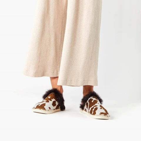 Zuecos de piel con estampado vaca y pelo | Aurora 90