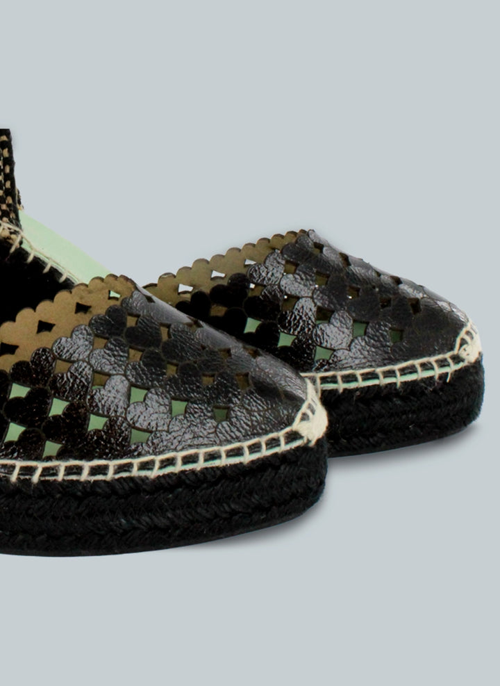 Alpargatas negras de piel con corazones | Carinae 10