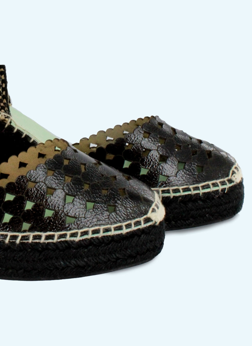 Alpargatas negras de piel con corazones | Carinae 10