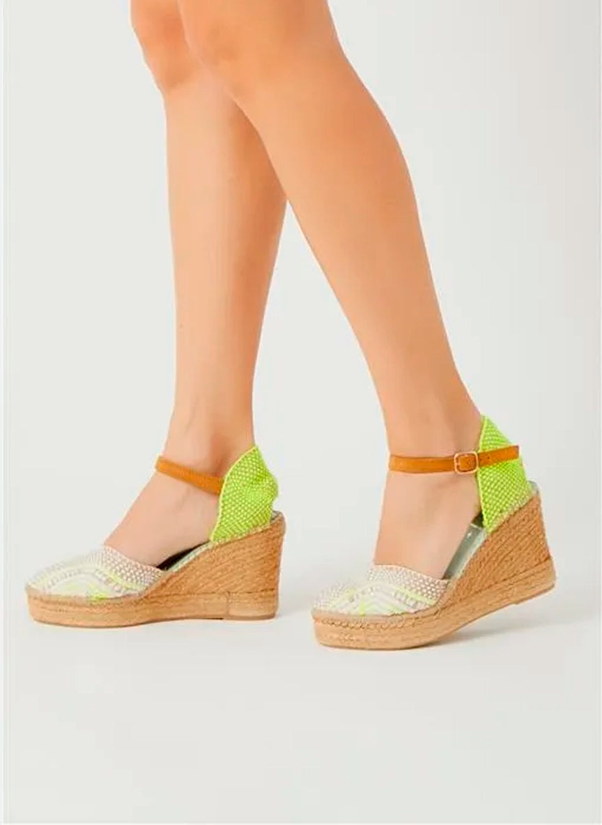 Cuñas altas beige y amarillo fluor con pulsera | Carinae 146