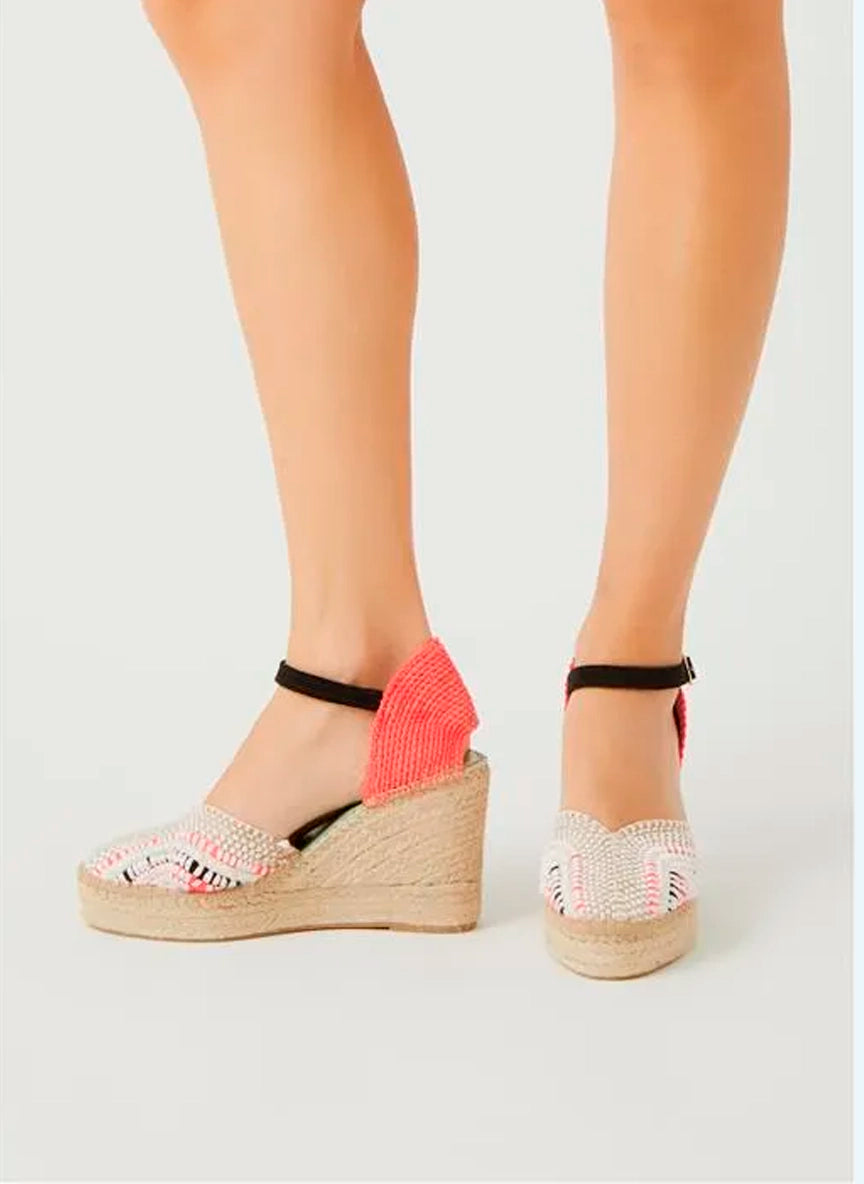 Alpargatas fuxia flúor con pulsera negra | Carinae 146